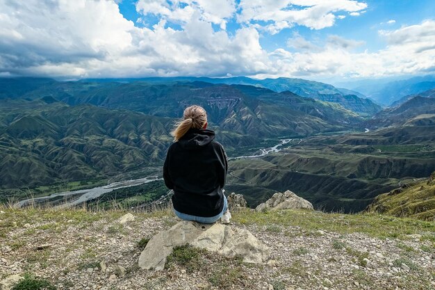 Una ragazza sullo sfondo di una vista mozzafiato sulle montagne del Daghestan Caucaso Russia 2021