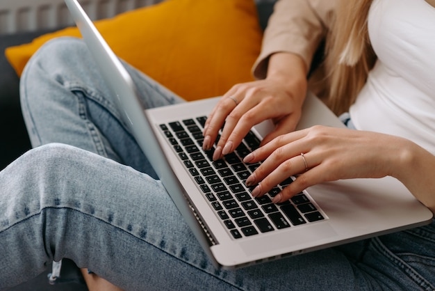 una ragazza tocca il suo laptop