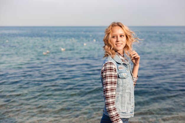 Una ragazza trascorre il tempo sulla costa