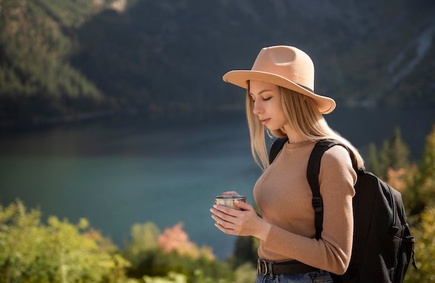 Una ragazza turistica sta riposando dopo una dura salita sulla montagna