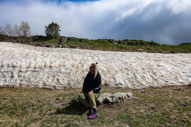 Una ragazza vicino a un ghiacciaio sull'altopiano LagoNaki Neve in Adygea Russia 2021