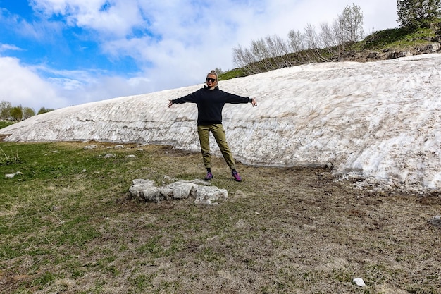 Una ragazza vicino a un ghiacciaio sull'altopiano LagoNaki Neve in Adygea Russia 2021