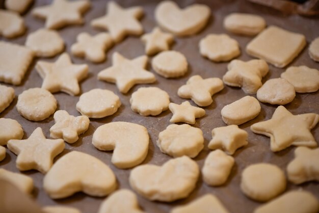 Una ragazzina dolce fa i biscotti di Natale. Casa. Capodanno. Comfort.