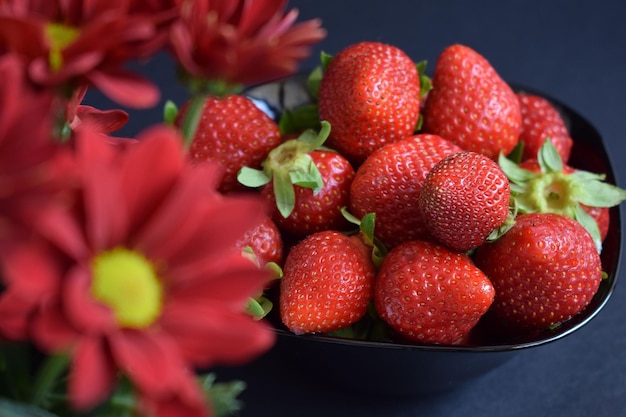 Una razione di fragole fresche su sfondo nero