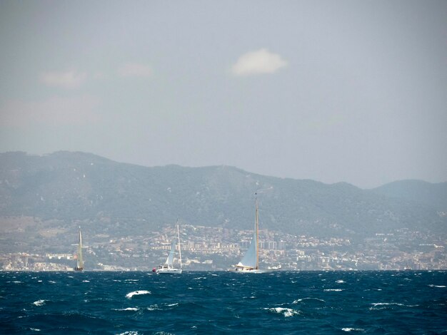 Una regata di vento forte a barcellona Veliero in un forte vento Yachting