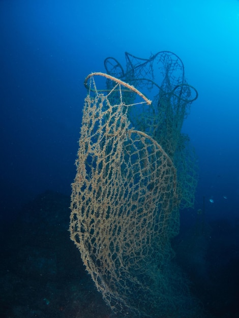 Una rete da pesca abbandonata sul fondale