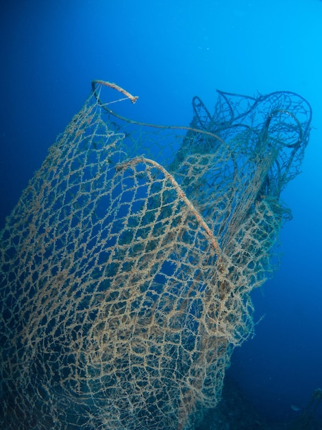 Una rete da pesca abbandonata sul fondale