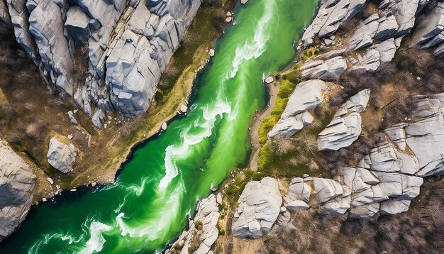 Una ripresa ad alta quota di un fiume color verde per il giorno di San Patrizio