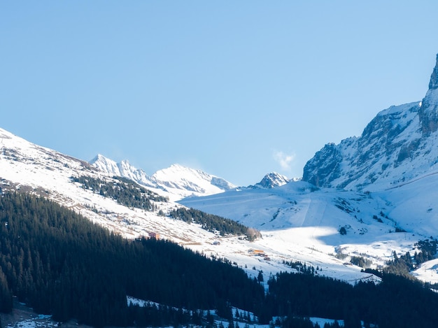 Una ripresa aerea mostra Vervier Svizzera paesaggio innevato piste da sci una vetta