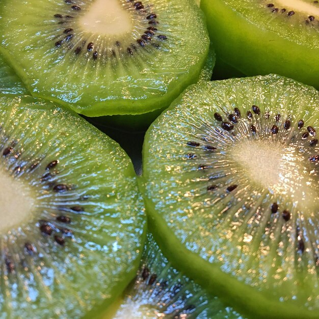 Una ripresa completa delle fette di kiwi.
