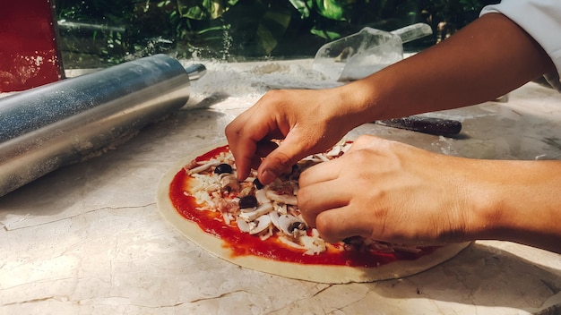Una ripresa ravvicinata del processo di preparazione di una pizza