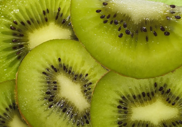 Una ripresa ravvicinata di fette di kiwi mature