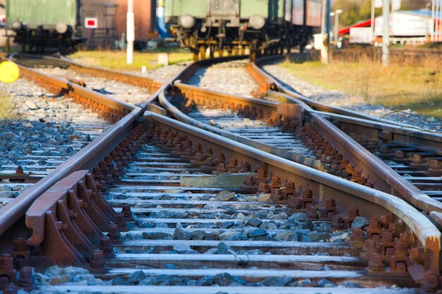 Una ripresa ravvicinata di un passaggio a livello delle ferrovie alla luce del giorno