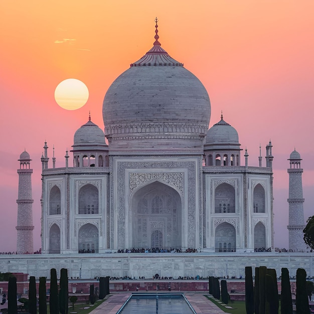 Una ripresa verticale dello storico Taj Mahal riflette l'antica spiritualità al tramonto