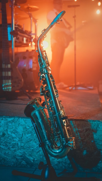 Una ripresa verticale di un sassofono su un supporto dietro il palco durante un concerto