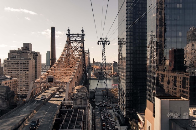 Una ripresa verticale di una strada e del ponte di Brooklyn a New York, negli Stati Uniti.