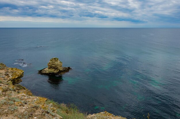 Una roccia solitaria nel mare vicino alla riva.