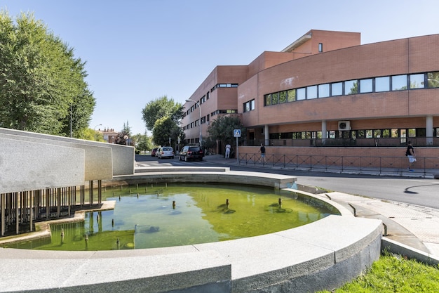 Una rotonda su una strada cittadina con una fontana