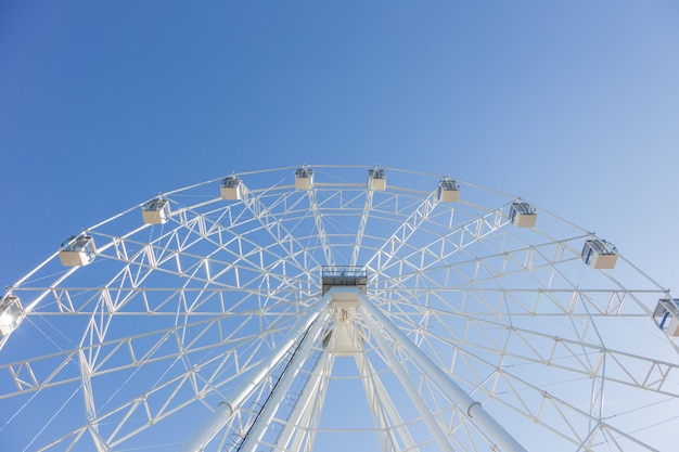 Una ruota panoramica contro il cielo blu