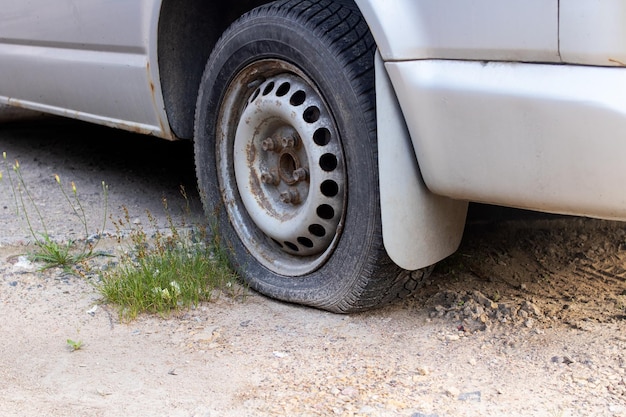 Una ruota sgonfia su un primo piano di un'auto