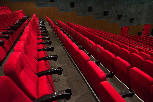 Una sala cinema vuota con sedili di velluto rosso. Cinema vuoto.