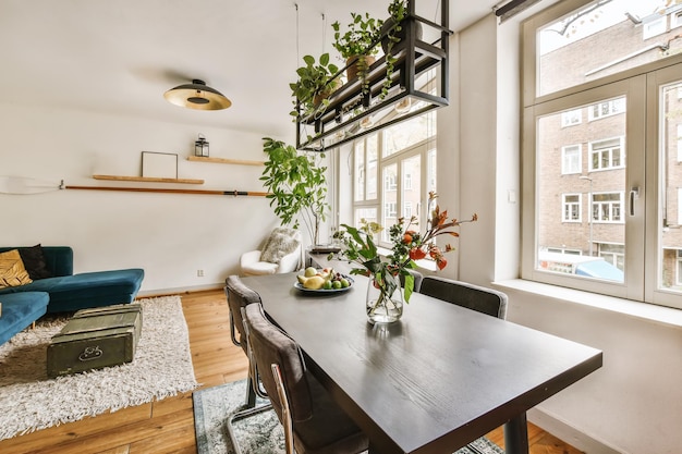 Una sala da pranzo con una grande finestra e un tavolo