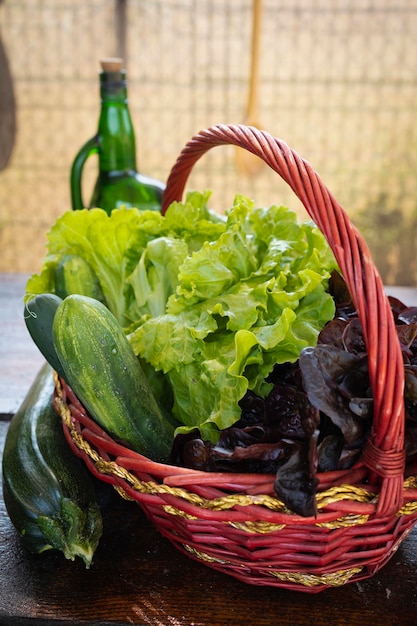 Una sana alimentazione a base di frutta, verdura e acqua.