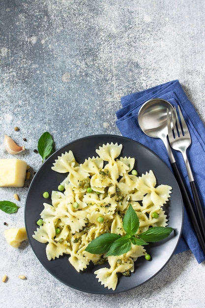 Una sana cucina italiana Pasta con piselli e salsa al pesto Vista dall'alto flat lay spazio copia