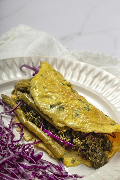 Una sana frittata di asparagi verdi fatti in casa con spinaci e cavolo viola con spazio di copia. Concetto di cibo vegano