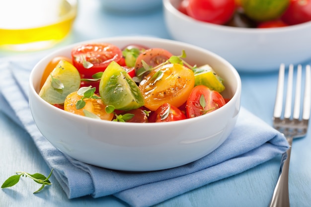 Una sana insalata con pomodori colorati