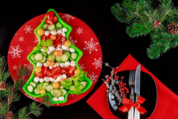 Una sana insalata di verdure con cornice natalizia. Anno nuovo concetto.