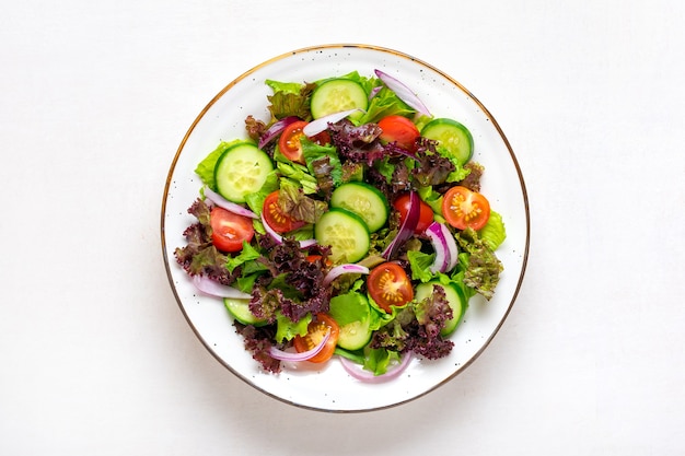 Una sana insalata di verdure di pomodorini rossi, fette di cetriolo e lattuga