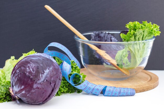 Una sana insalata fresca naturale di cavolo viola e lattuga.