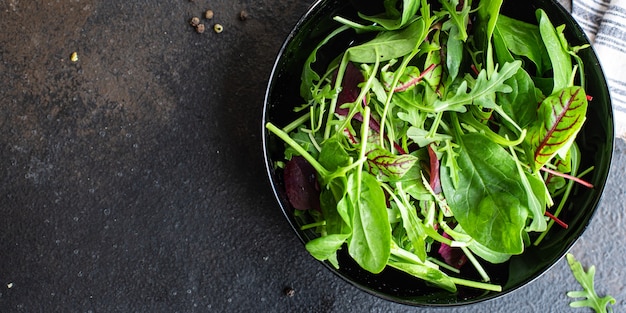 Una sana insalata verde lattuga fresca foglie di bietola rucola spinaci iceberg Romano insalata mista