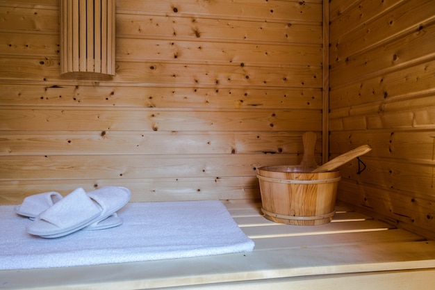 Una sana sauna calda in legno con accessori sauna