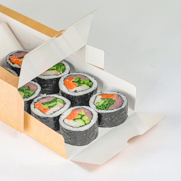 Una scatola aperta di sushi pronta da mangiare