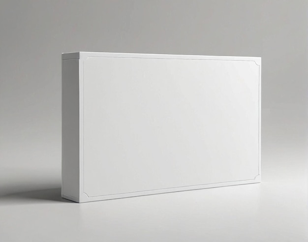 una scatola bianca con una carta bianca sul lato