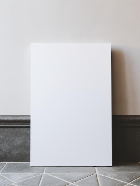 una scatola bianca è su un tavolo con uno sfondo bianco e nero