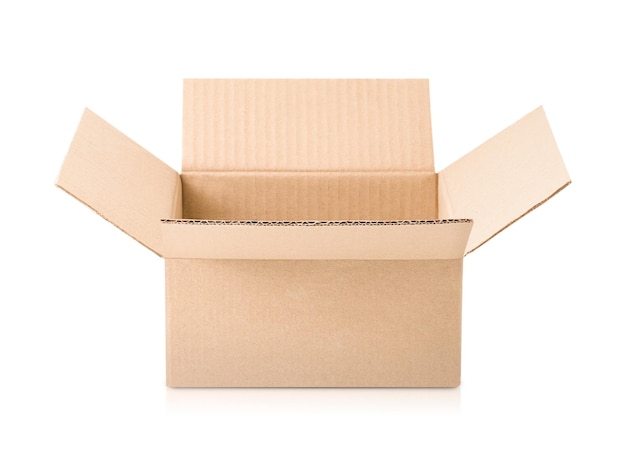 Una scatola di cartone aperta su uno sfondo bianco isolato