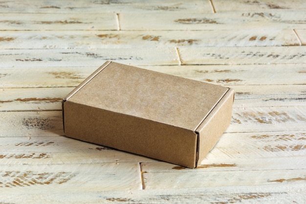 Una scatola di cartone su una superficie di legno