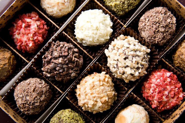 una scatola di cioccolato e noci di cocco con una che ha la parola su di essa
