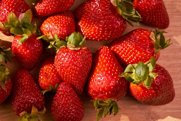 Una scatola di fragole in legno con sopra la scritta fragola.