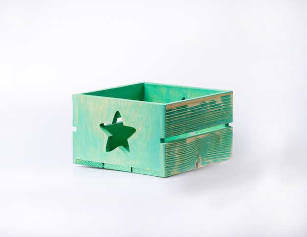 Una scatola vuota di legno isolata su un bianco