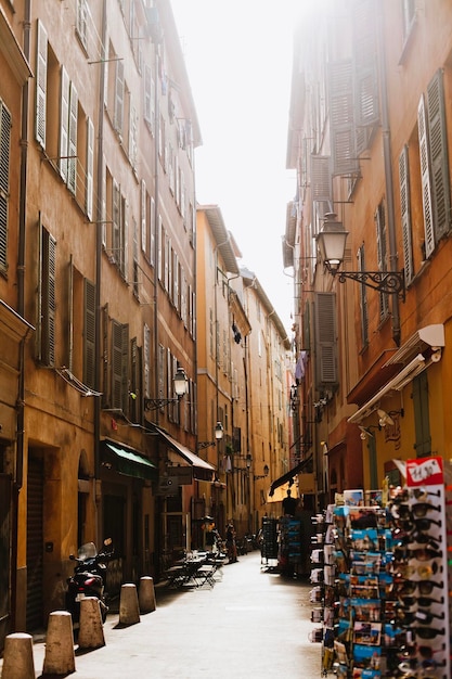 Una scena di strada con un cartello che dice "la tropez"