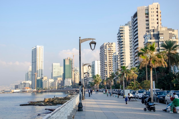 Una scena di strada con una città sullo sfondo Zaitunay Bay Riviera Marina Beirut 2023