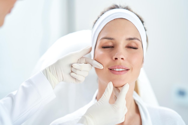 Una scena di trattamenti di cosmetologia medica iniezione di botox