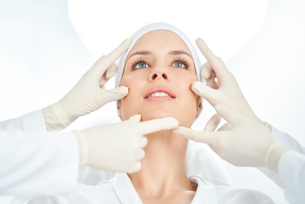 Una scena di trattamenti di cosmetologia medica iniezione di botox