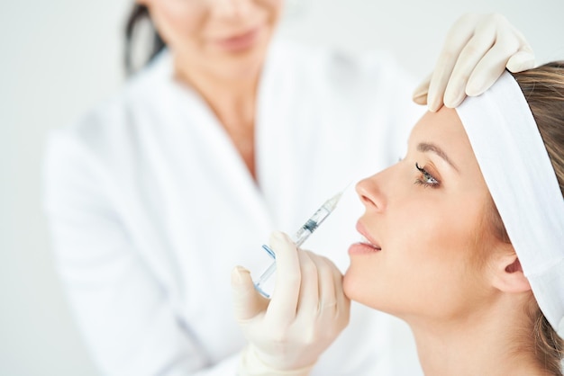 Una scena di trattamenti di cosmetologia medica iniezione di botox