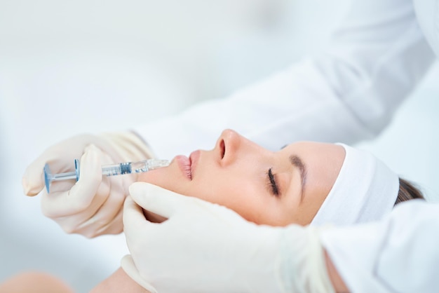 Una scena di trattamenti di cosmetologia medica iniezione di botox