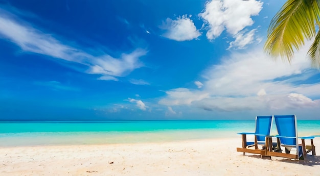 una scena in spiaggia con un tavolo blu e sedie